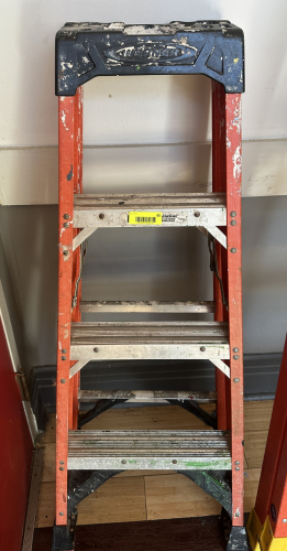 4' FIBERGLASS LADDER