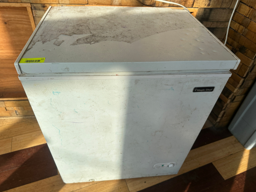 MAGIC CHEF 30" DEEP FREEZER.