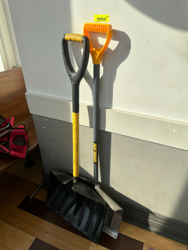 (2) SNOW SHOVELS AND (1) EVENT CHAIR.