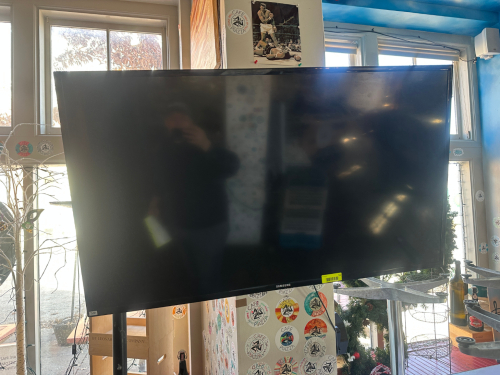 SAMSUNG 50" TV W/ WALL MOUNT