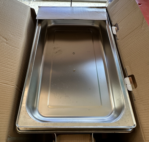 WINCO FULL SIZE STAINLESS CHAFFING DISH.