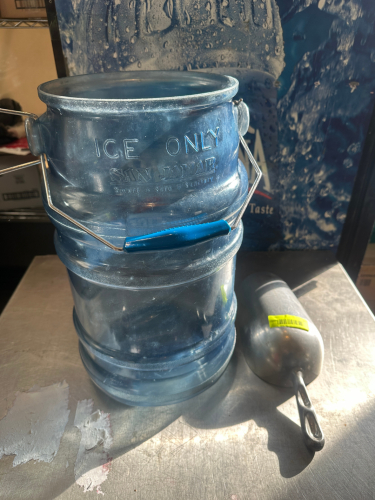 SAN JAMAR ICE BUCKET W/ SCOOP/