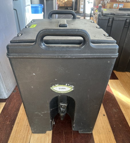 CAMBRO BLACK INSULATED BEVERAGE DECANTER.