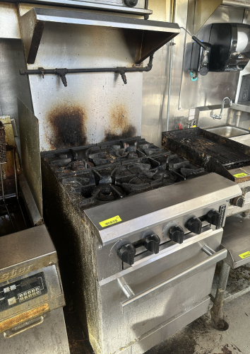 VENANCIO FOUR BURNER GAS RANGE W/ LOWER OVEN.