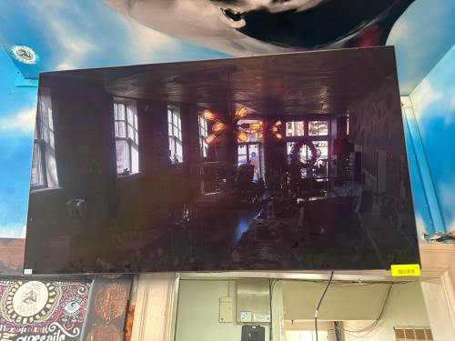 SAMSUNG 50" TV W/ WALL MOUNT
