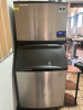 MANITOWOC 600 LB. AIR COOLED ICE HEAD W/ STORAGE BIN. - 2