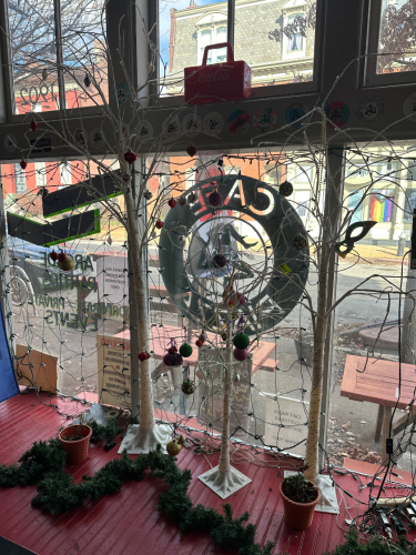 CONTENTS OF WINDOW - ASSORTED HOLIDAY DISPLAY PIECES.