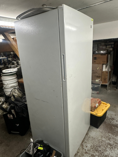 UPRIGHT SINGLE DOOR COMMERCIAL FREEZER.