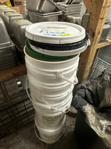 (1) LOT OF ASSORTED 5 GALLON PLASTIC BUCKETS.