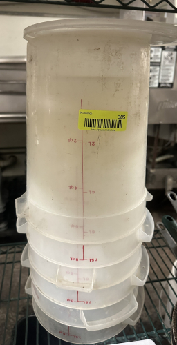 (6) 12 QT PLASTIC CONTAINERS ( ROUND )