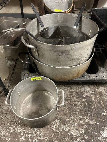 (3) ASSORTED STOCK POTS AND (1) FOUR PIECE STOCK POT DIVIDER.