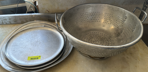 16" ALUMINUM COLANDER AND (4) PIZZA PANS