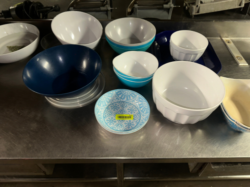 (1) LOT OF ASSORTED PLASTIC COOKING BOWLS