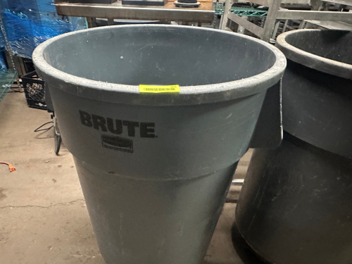 RUBBERMAID BRUTE 44 GALLON TRASH CAN W/ DOLLY.