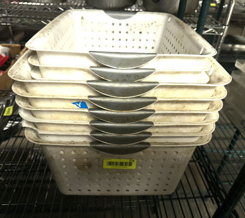 (1) LOT OF WHITE PLASTIC DISH DRAIN CONTAINERS.