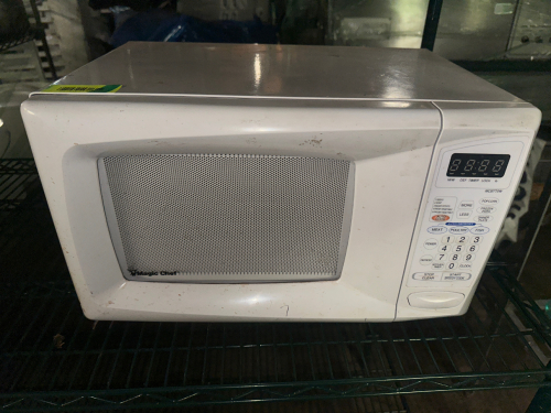 MAGIC CHEF HOUSE HOLD MICROWAVE.