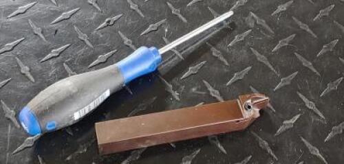 DESCRIPTION: (1) INDEXABLE PARTING/GROOVING TOOL HOLDER INFORMATION: WALTER XLDER1616K-GX16-2 RETAIL$: $178.07 QTY: 1