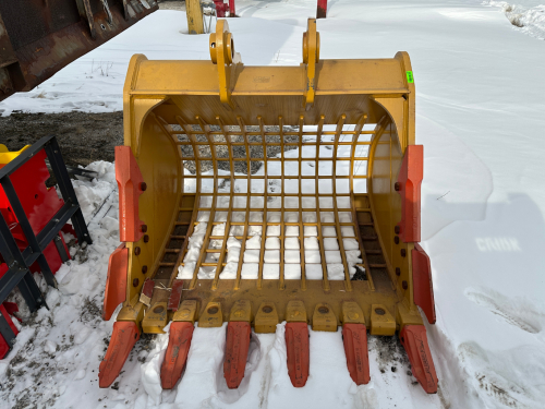 AGT CAT320-54" IS A 54-INCH (1371 MM) HEAVY-DUTY DIGGING BUCKET DESIGNED FOR 20-TON CLASS EXCAVATORS, SPECIFICALLY COMPATIBLE WITH CATERPILLAR 320 MODELS.