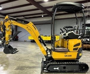 CFG INDUSTRIAL QK20R MINI EXCAVATOR &ndash; 23 HP GAS ENGINE, HYDROSTATIC DRIVE, RUBBER TRACKS, BACKFILL BLADE, AUXILIARY HYDRAULICS, SIDE-SWING BOOM, STANDARD DIGGING BUCKET. APPROX 2,160 LB OPERATING WEIGHT WITH COMPACT 1-TON CLASS FOOTPRINT FOR TRENCHING, LA