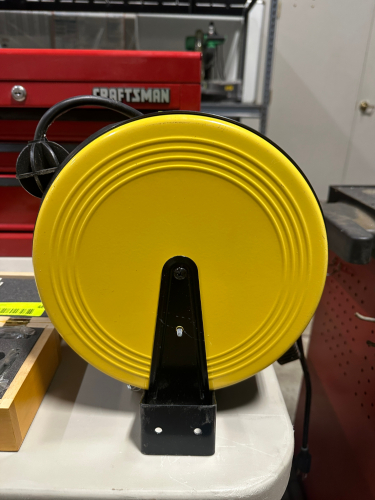 RETRACTABLE EXTENSION CORD REEL.