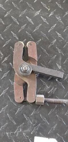 DESCRIPTION: (1) SCISSOR AND STRADDLE TYPE KNURLER BRAND/MODEL: GROZ 7567012 RETAIL$: $125.32 SIZE: 2*1/8" CAPACITY QTY: 1