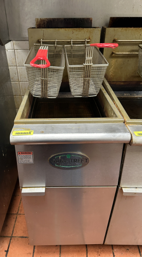 MAIN STREET 40 LB. GAS DEEP FRYER W/ BASKETS.
