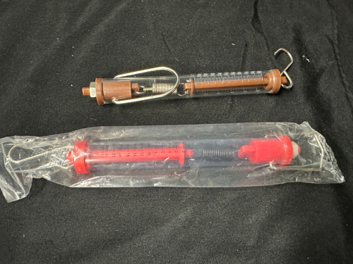 PLASTIC TOTE AND CONTENTS - SI MANUFACTURING SPRING SCALE 500g / 5N