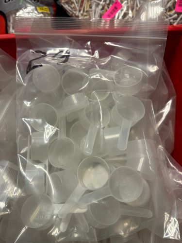 PLASTIC TOTE AND CONTENTS - CLEAR PLASTIC MEASURING / PORTION CUPS.
