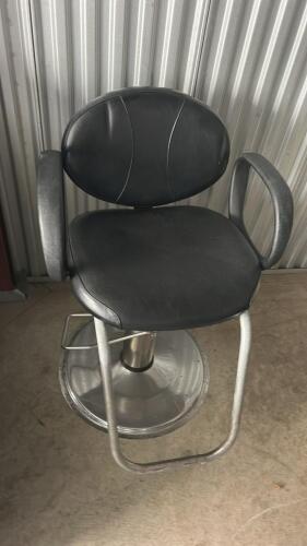 STYLIST CHAIR