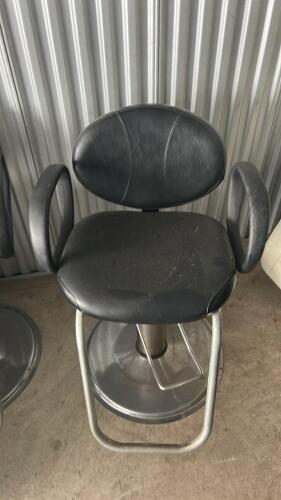 STYLIST CHAIR