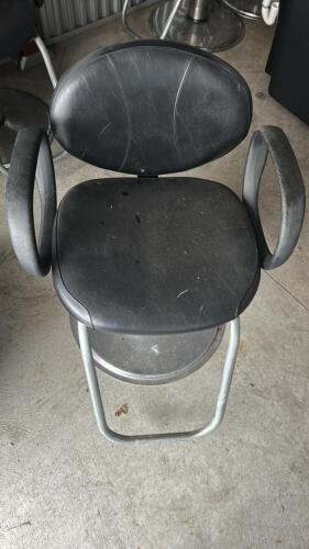 STYLIST CHAIR