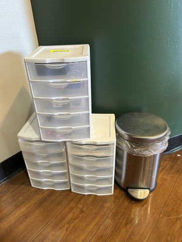 (3) PLASTIC DRAWER ORGANIZERS AND (1) STAINLESS TRASH CAN
