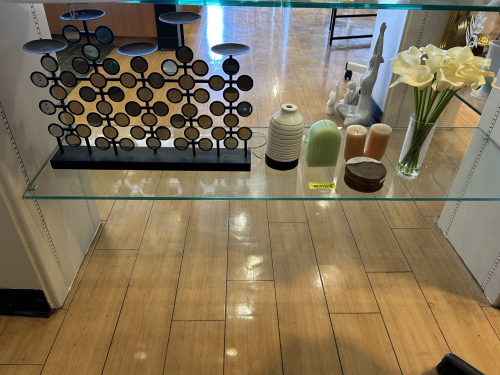 (1) LOT OF ASSORTED DECOR AND ACCENT PIECES.