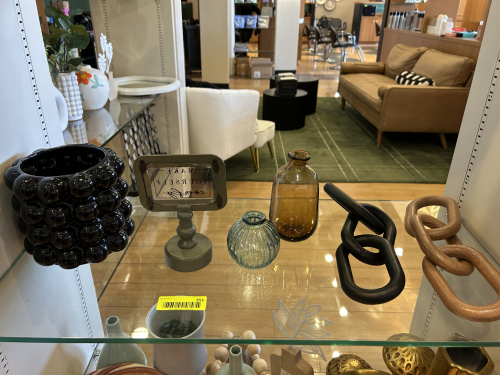 (1) LOT OF ASSORTED DECOR AND ACCENT PIECES.