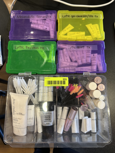 (1) LOT OF ASSORTED MAKE UP AND BEAUTY SUPPLIES.