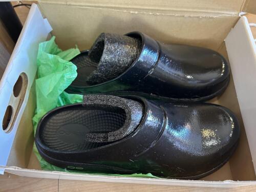 OOFOS OOCLOOG LUXE CLOGS, BLACK SHINY. WOMEN&rsquo;S SIZE 7 / MEN&rsquo;S SIZE 5 (EU 38). MODEL 1201BLKM5W7. IN ORIGINAL BOX.