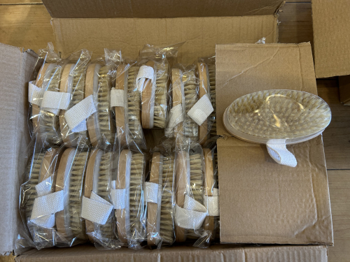 BOX OF WOODEN BODY BRUSHES WITH NATURAL BRISTLES AND HAND STRAPS. MULTIPLE UNITS, INDIVIDUALLY WRAPPED