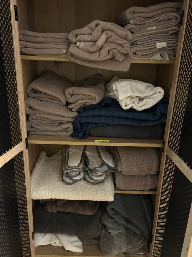 1 LOT OF SPA TOWELS, BLANKETS, AND SLIPPERS