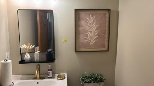 LOT OF BATHROOM DECOR