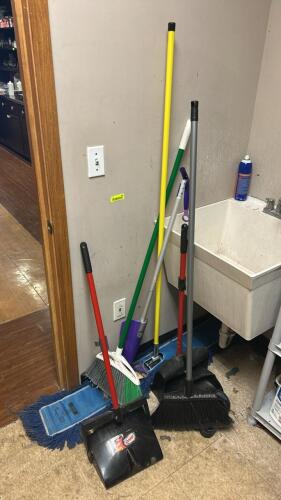 (1) LOT OF ASSORTED CLEANING SUPPLIES AND TOOLS.