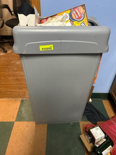 20 GALLON GREY PLASTIC BARSIDE TRASH CAN W/ LIDS.