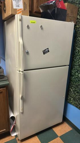 GE HOUSE HOLD REFRIGERATOR.