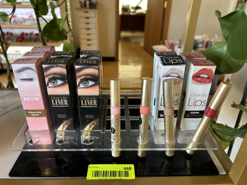 (1) LOT OF ASSORTED MAKE UP AND BEAUTY SUPPLIES.