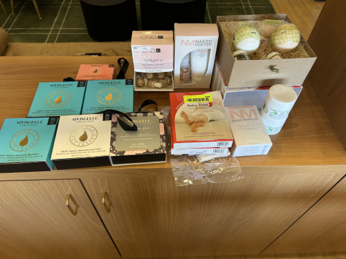 (1) LOT OF ASSORTED BEAUTY SUPPLIES.