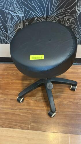 BLACK ADJUSTABLE STYLIST STOOL