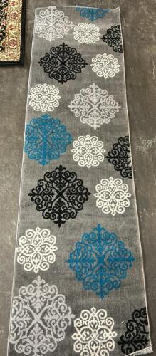(1) GRAY 2 X 7' 2" GRAY RUG