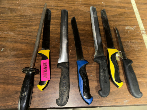 (5) ASSORTED KITCHEN KNIVES AND (1) SHARPENER.
