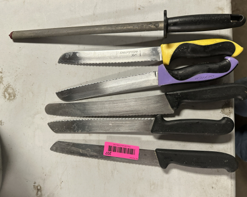 (5) ASSORTED KITCHEN KNIVES AND (1) SHARPENER.