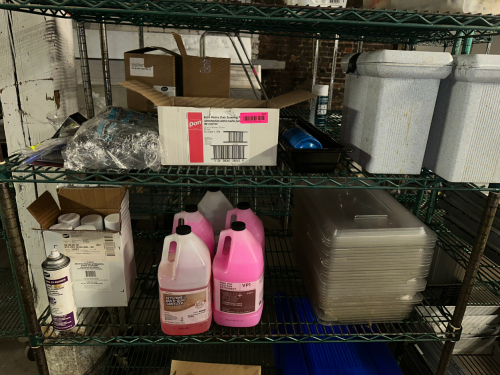 (1) LOT OF ASSORTED CLEANING SUPPLIES