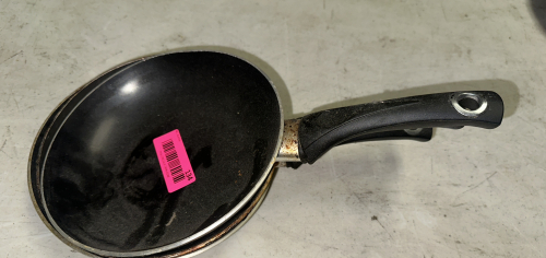 (3) 6" SKILLETS.